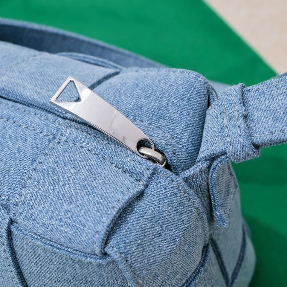 Batch 1460 #BV new early autumn woven denim denim bag. Denim items have become very popular on the Internet recently. I don’t allow you not to know it. The wide shoulder straps and large plaid have a bit of the grand style of the first-generation pillow bag ~ The denim fabric is super soft, wear-resistant and stain-resistant. It is full of personality, versatile and easy to carry. It is a bag with high practicality. It is another day that I am obsessed with denim💙. Size: 28x14x10 Model: 9306